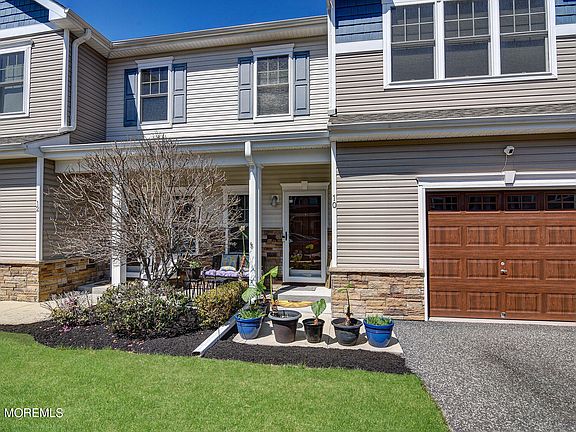 3rd image of 10 Arden Drive