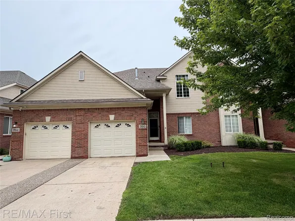 29541 Woodpark Cir, Warren, MI 48092