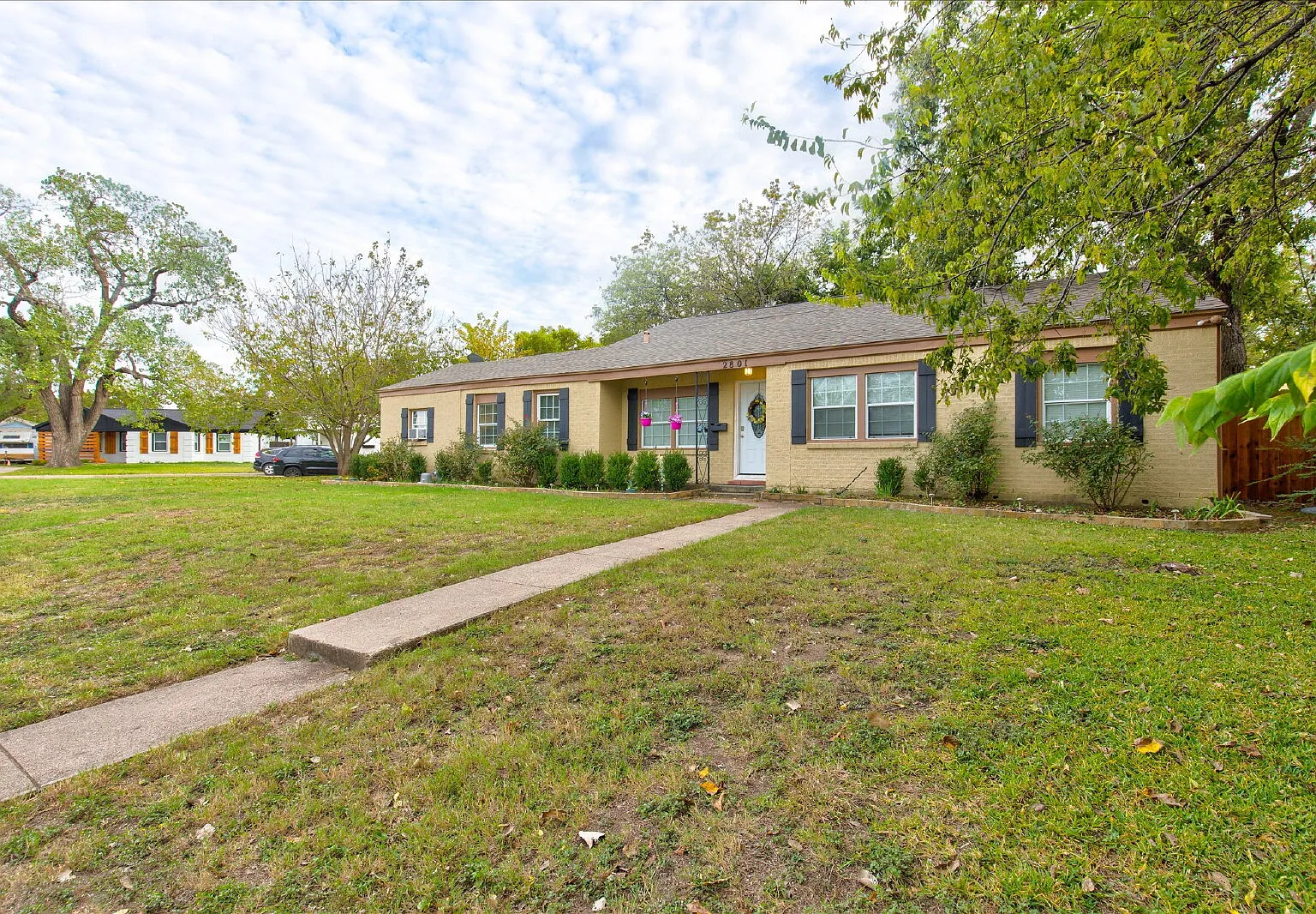 5 bed, 2.0 bath, 2310 sqft, $3,075 — Photo 2