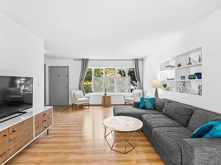 8 Halsey Ln — Photo 4