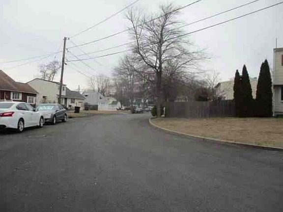 Exterior Neighborhood (street photo)