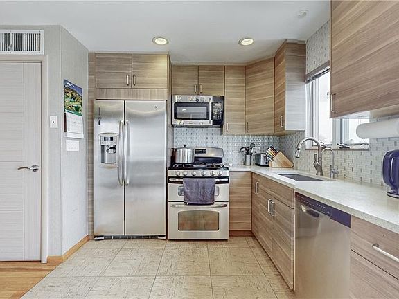4th image of 2246 E 70th St