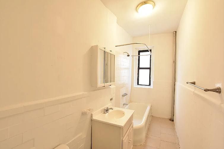 1st image of 2610 Creston Ave #4D