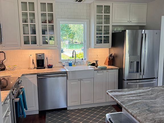 3rd image of 102 Saint Andrews Cir