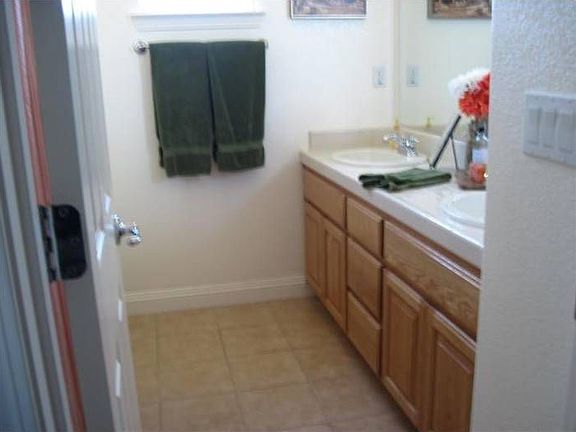 5th image of 10 Bronco Creek Ct