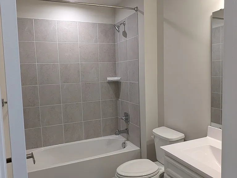 upper level full common bathroom