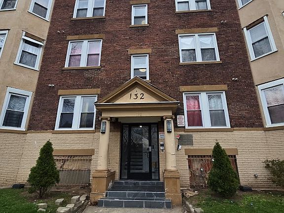 4th image of 132 N Grove St #11A