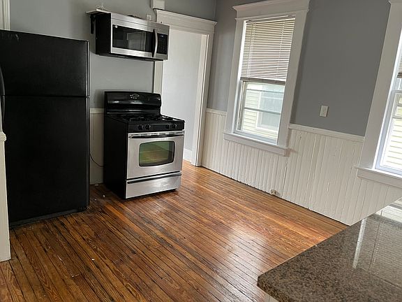 5th image of 767 Brewster St