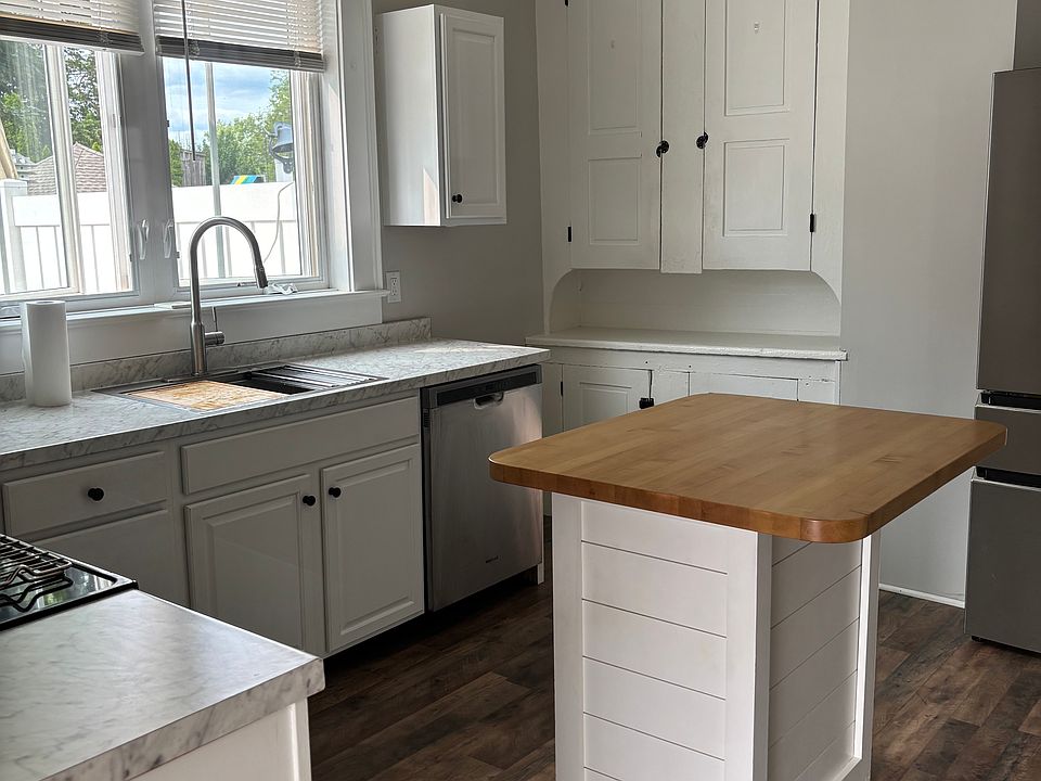Kitchen with island