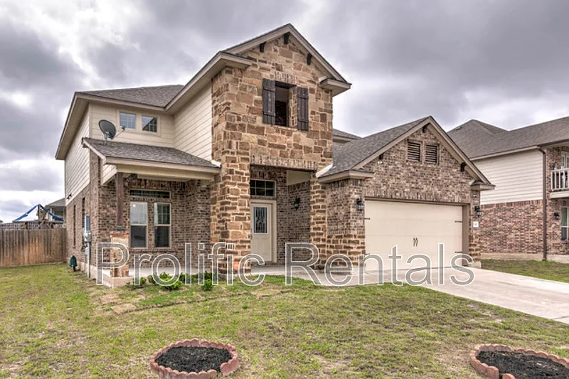 5 bed, 2.5 bath, 2696 sqft, $2,300 — Photo 3