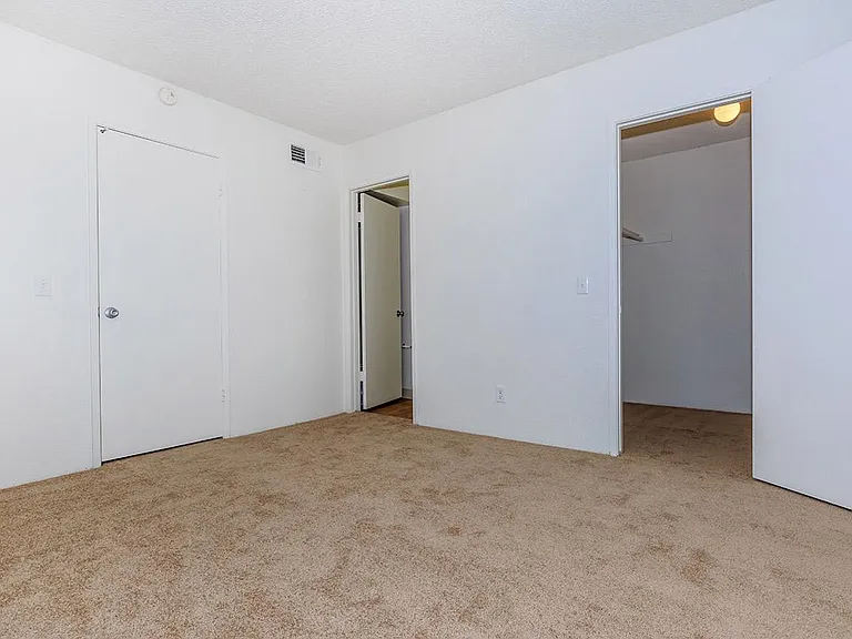 Carlyle Square Apartment Homes — Photo 13