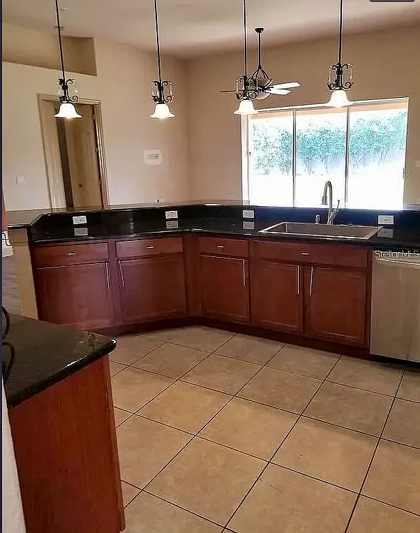 5 bed, 2878 sqft, $3,195 — Photo 3