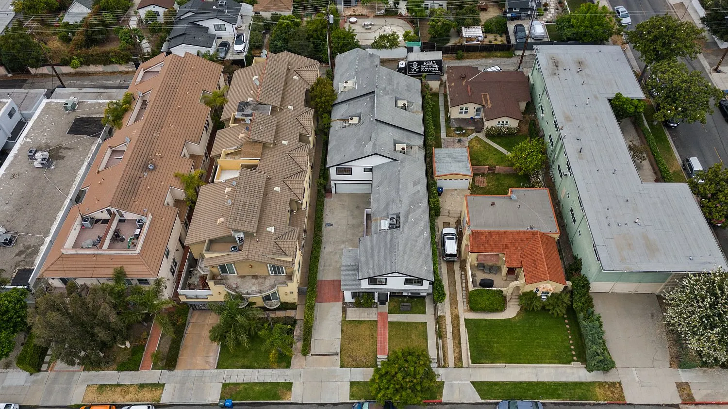 3 bed, 1100 sqft, $3,950 — Photo 3