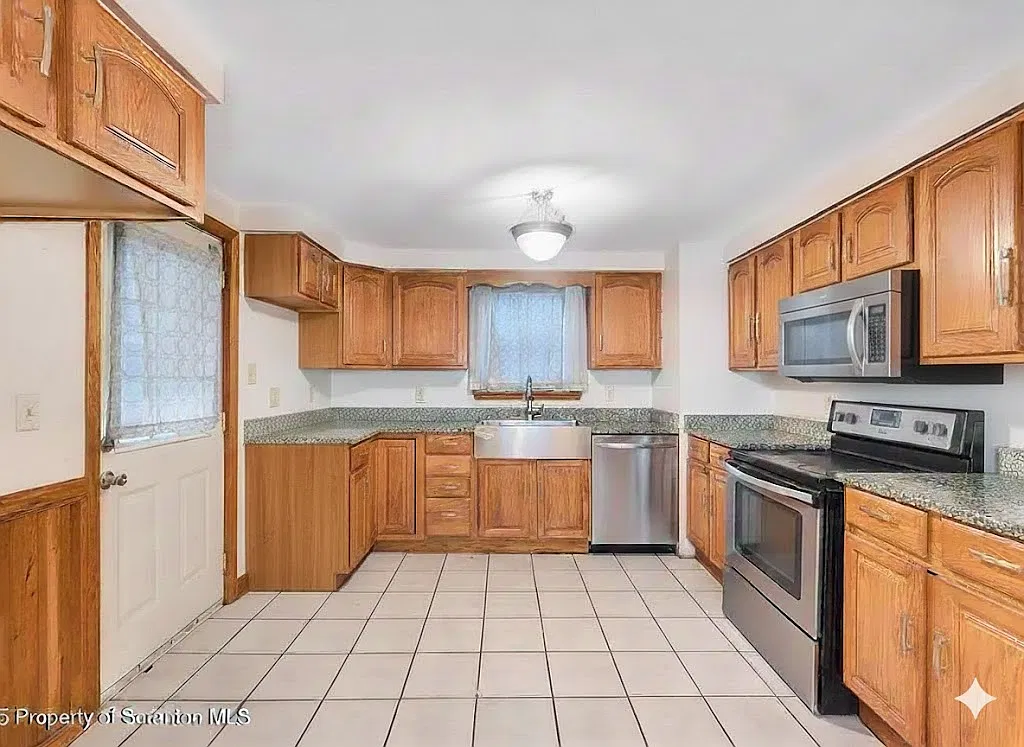 5 bed, 2177 sqft, $2,400 — Photo 3
