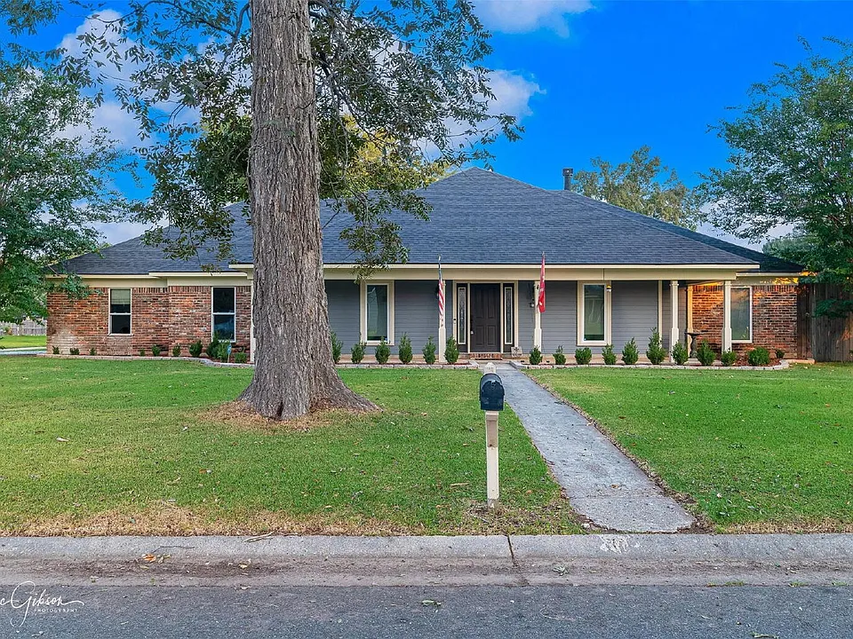 2201 Surrey Ln