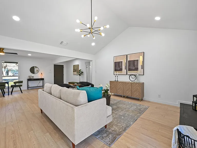 1017 Cripple Creek Dr — Photo 10