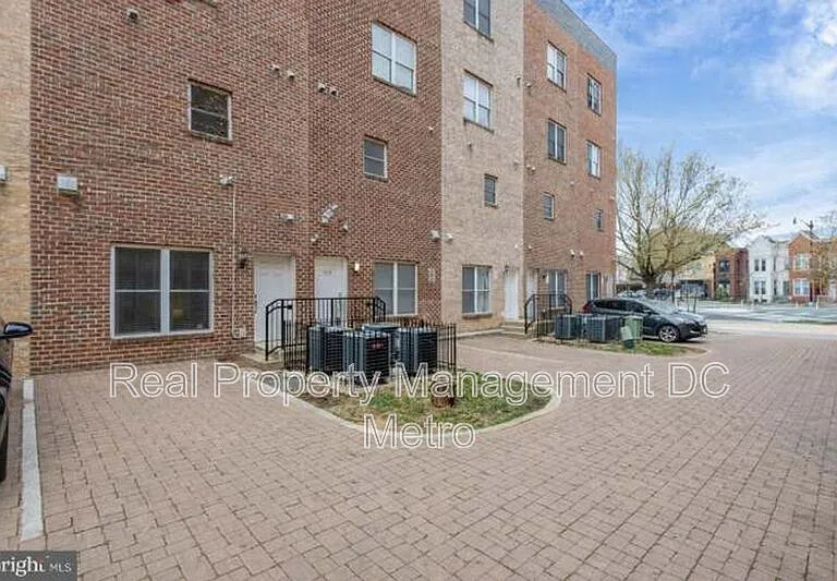 927 12th St NE — Photo 14