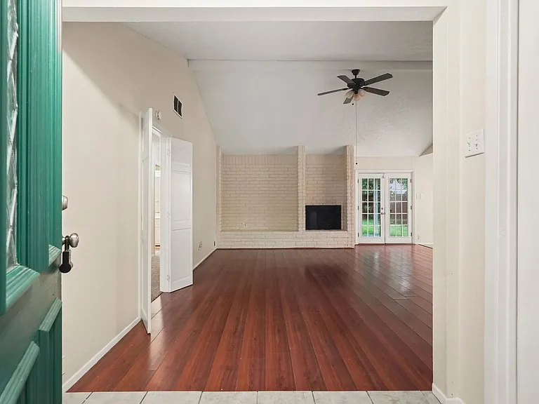423 Pickford Dr — Photo 3