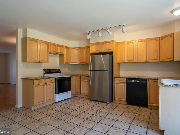 506 Saint Albans Ct — Photo 9