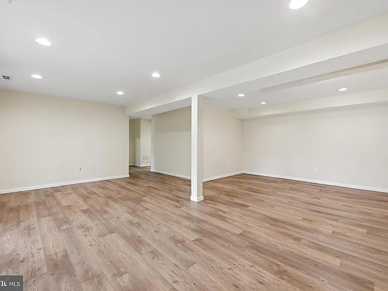 8811 Burbank Rd — Photo 35
