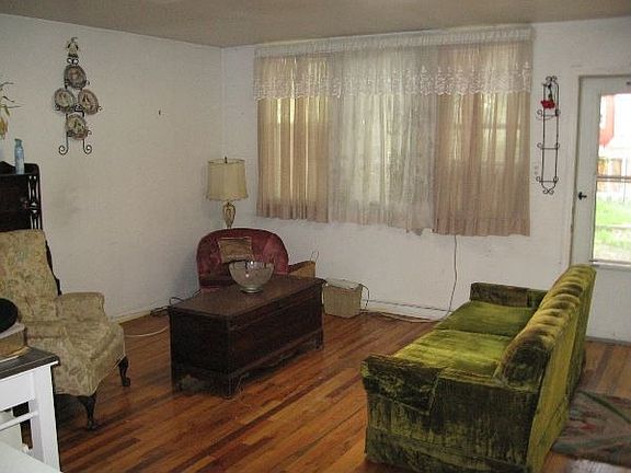 Huge Family room leading to backyard!