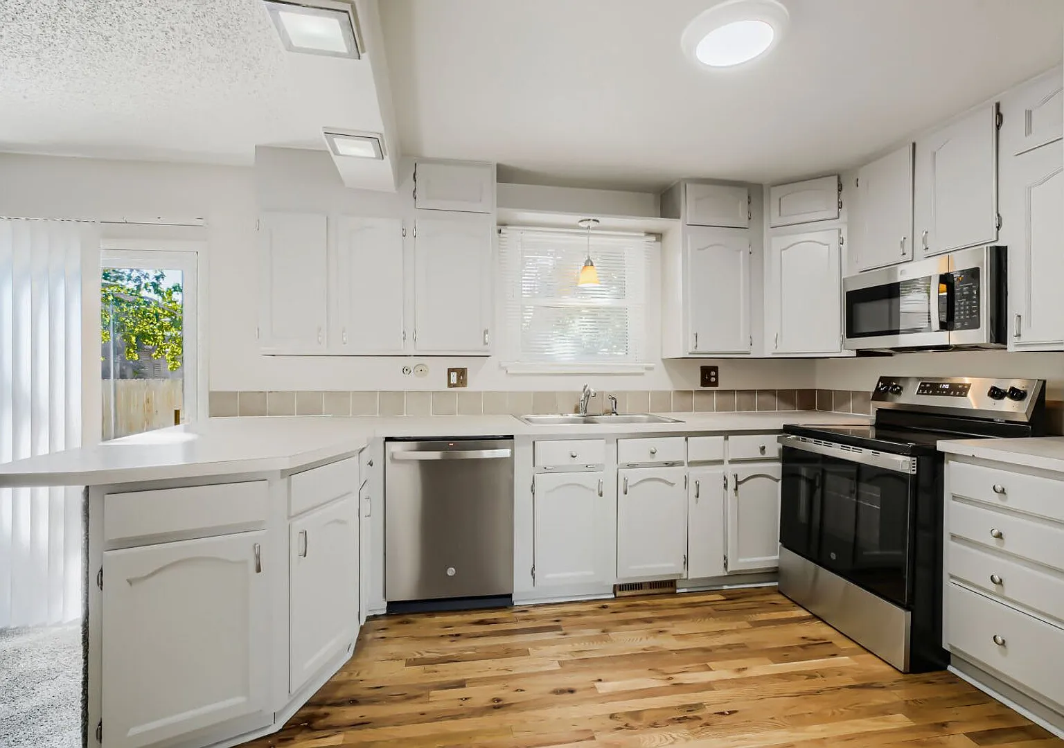 Spacious 3 Bed/2.5 Bath Home With Large Backyard And Privacy, 2-Car Garage, New Paint & New Appli... — Photo 4