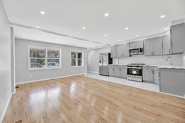 1st image of 928 E 100th St #2