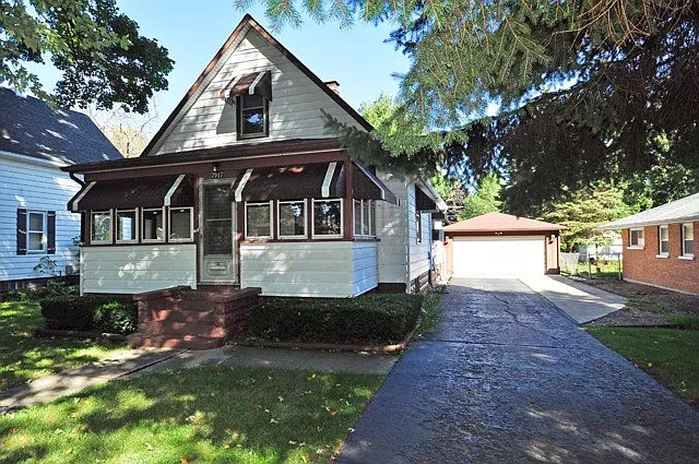 2917 Emmaus Ave photo 1