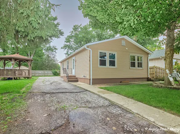 1412 Cherokee Dr, Round Lake Beach, IL 60073