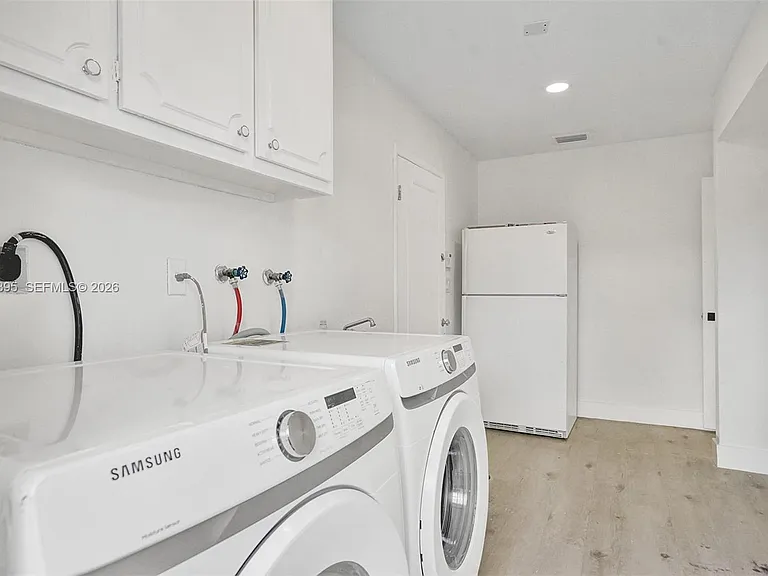 1141 N Northlake Dr — Photo 44