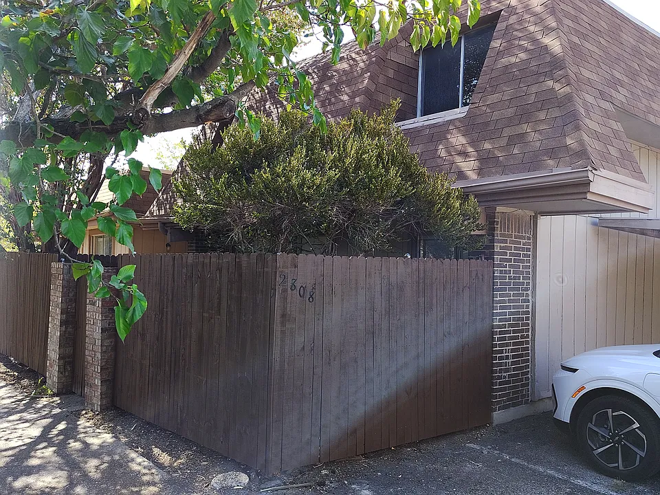 2808 W Walnut Hill Ln