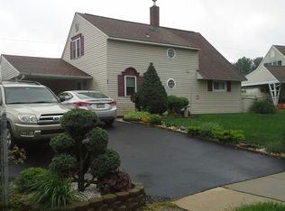 62 Woodbine Rd, Levittown, PA 19057