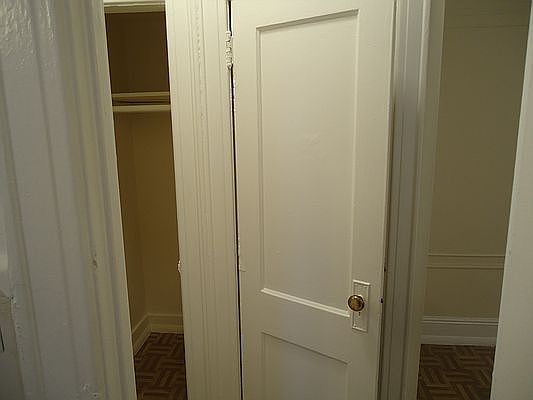 3rd image of 3309 Crescent St APT 2R