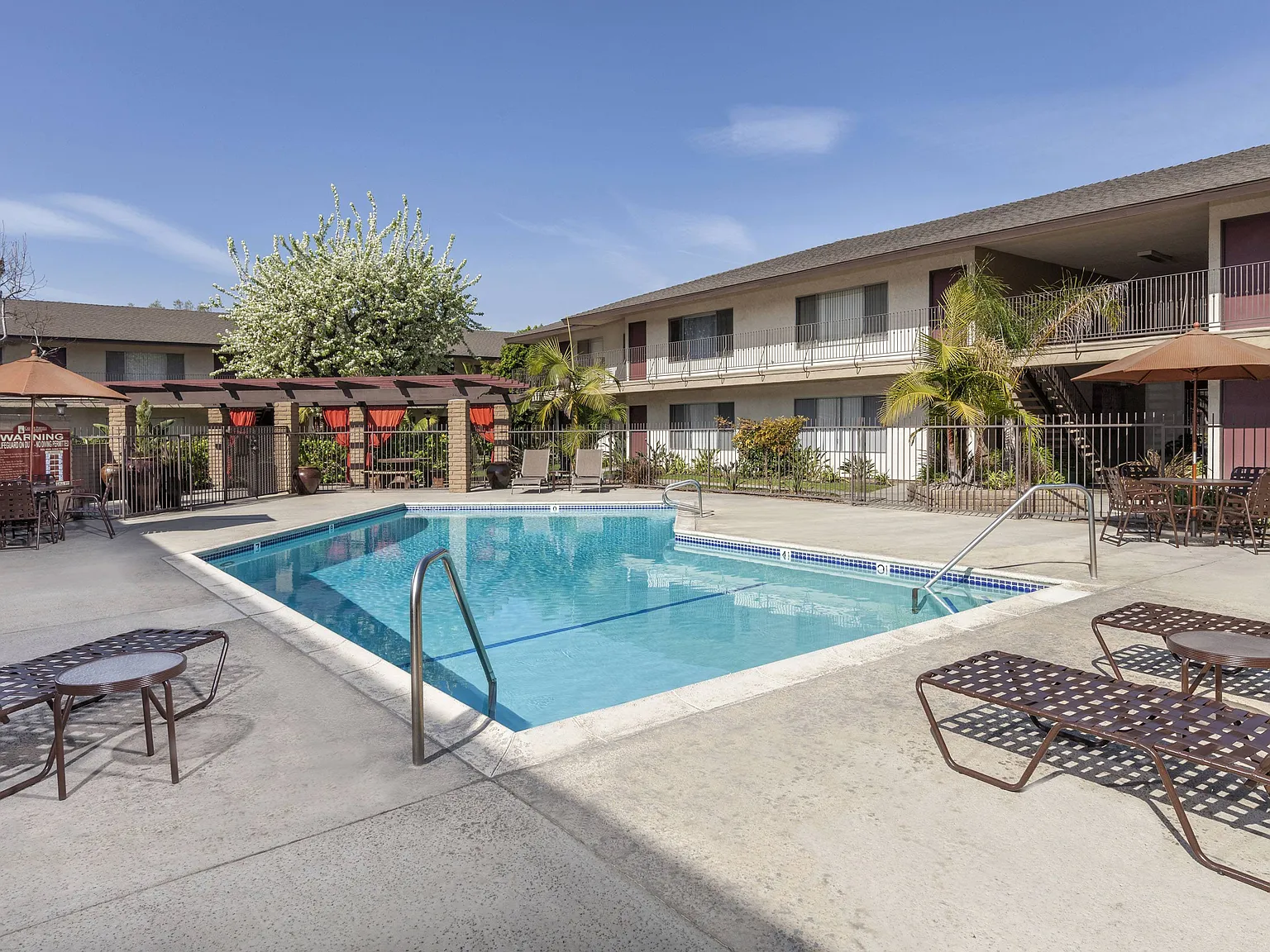 Casa De Portola Apartments — Photo 2