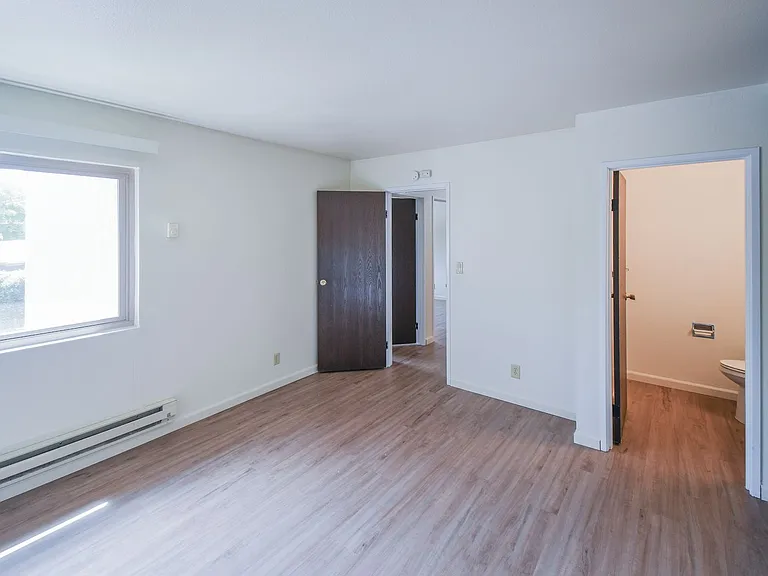 Emerald Bay Apartments — Photo 16