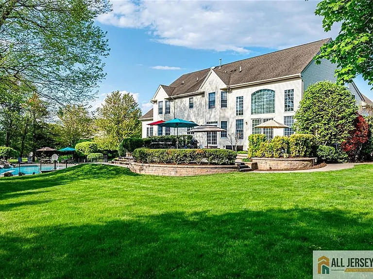 5 Erin Ct S — Photo 26