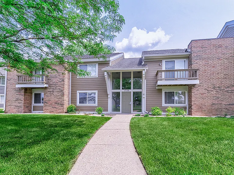 Exterior Apartment Building at Somerset Lakes