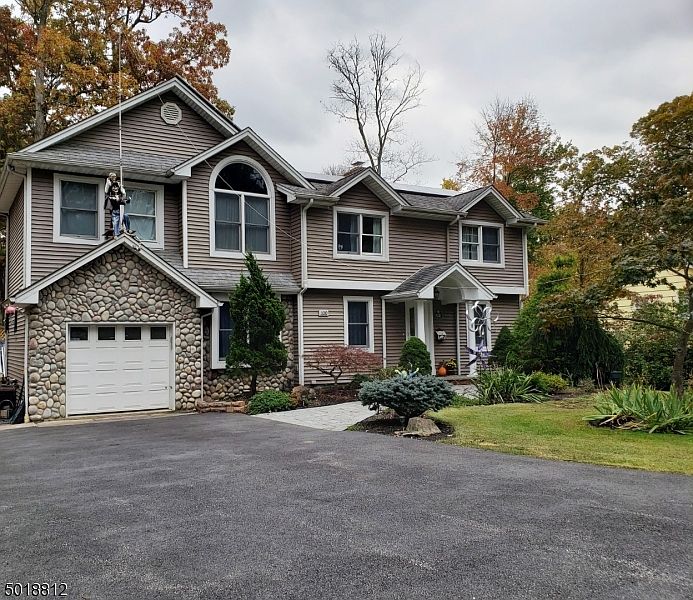 1st image of 100 Chestnut Dr
