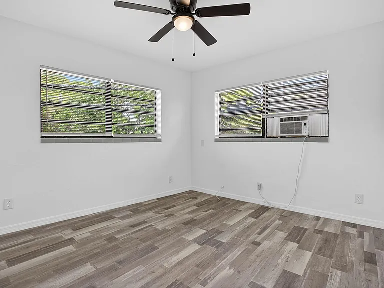 2275 NE 12th St #13 — Photo 12