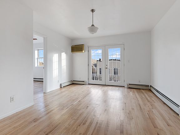 3rd image of 137 Dupont St APT 7
