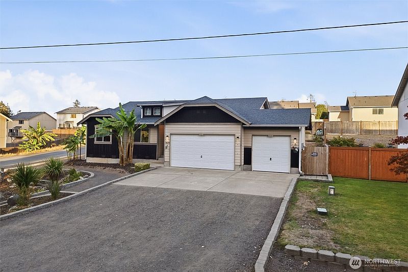 3rd image of 3635 Nevada Avenue E