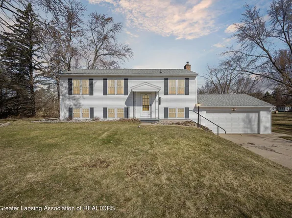 5895 Peachtree Dr, Grand Ledge, MI 48837