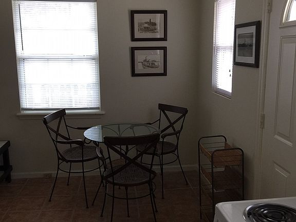 1 Bedroom Dining Area