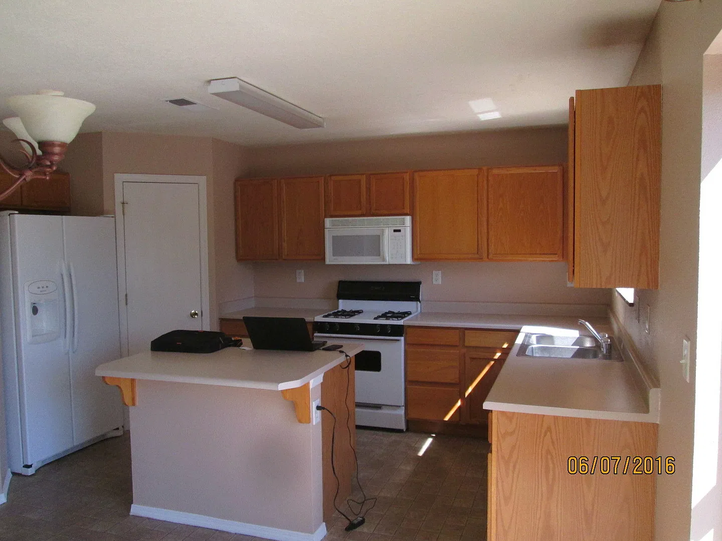 Four Bedroom 2 1/2 bath 2 level 2150SF Ventana Ranch NW — Photo 4