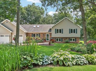 2655 Oak Crest Cir, Sun Prairie, WI 53590