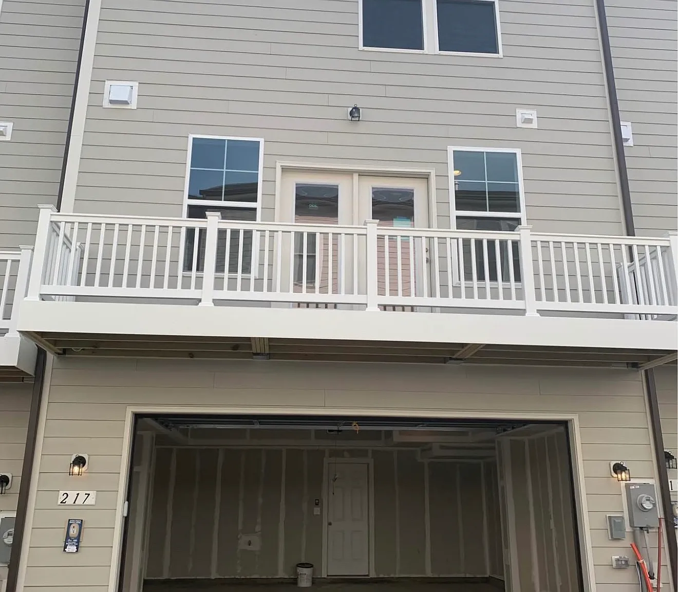 3 bed, 2.5 bath, 2074 sqft, $2,900 — Photo 2
