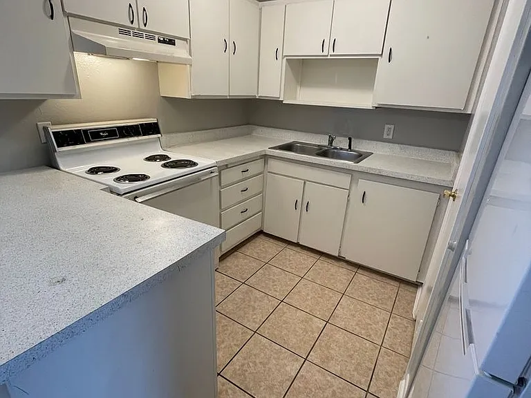Westway Apartments — Photo 15