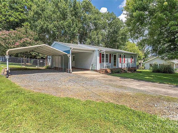 4th image of 607 Pecan St