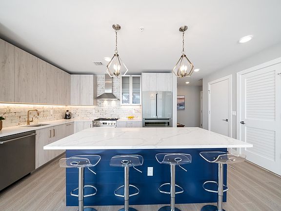 4th image of 711 1st St #402