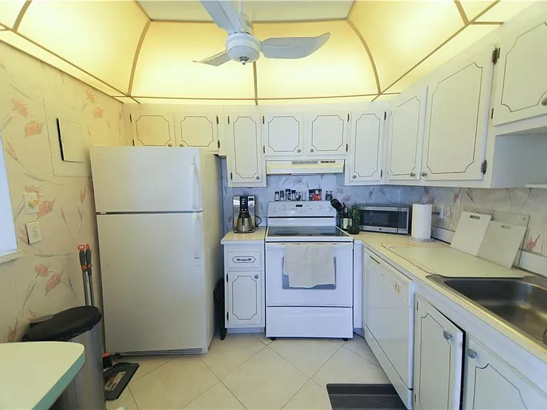 286 Monaco Way #F — Photo 9